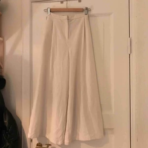  - Vita vida byxor Något insydda i midjan, sitter skitsnyggt!