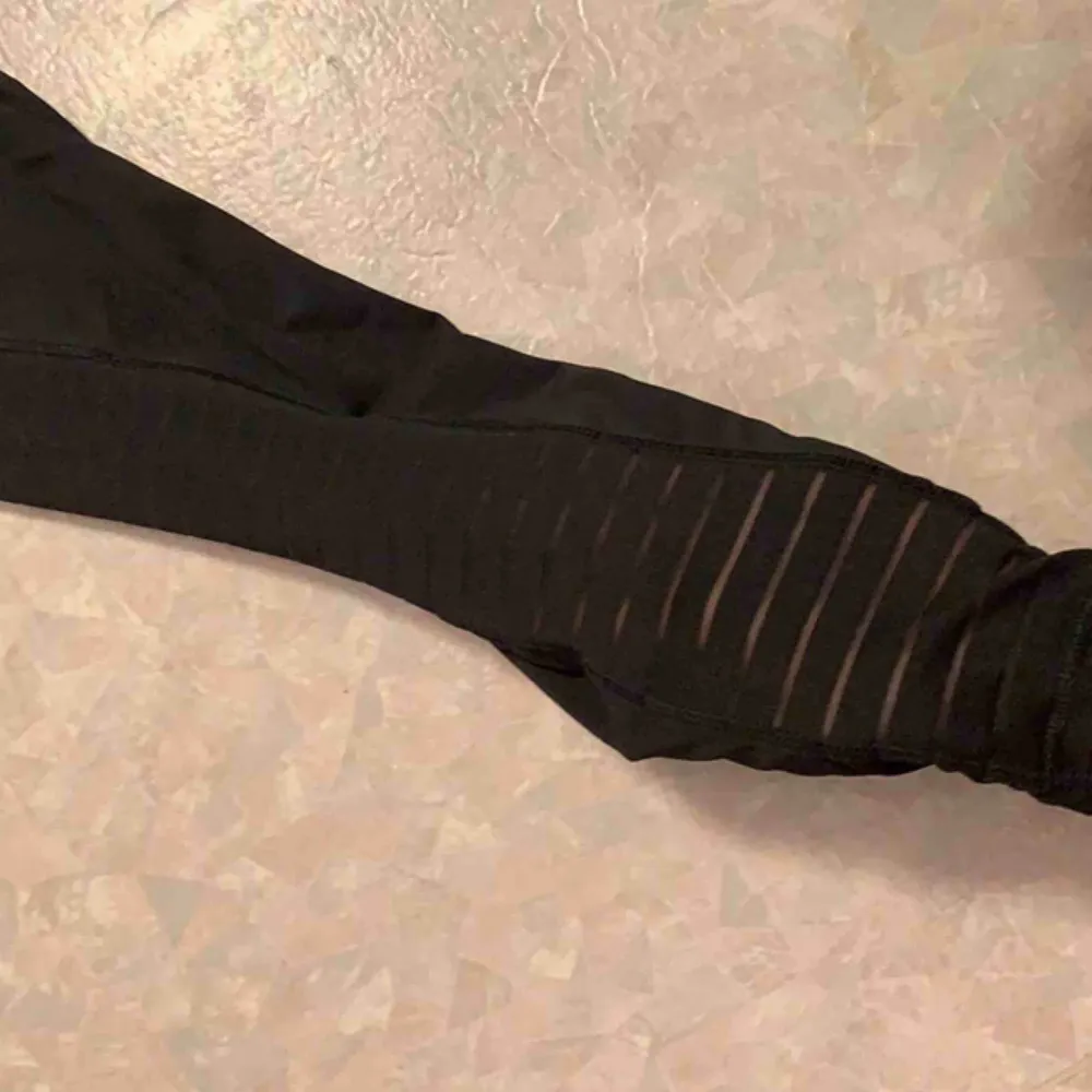 Ett par jättefina svarta träningstights med fin mesh detalj på sidorna av benen. 120 kr inklusive frakt. . Jeans & Byxor.