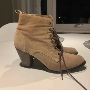  - Bruna klackskor i storlek 38. Använda ca 2 gånger så väldigt bra skick.