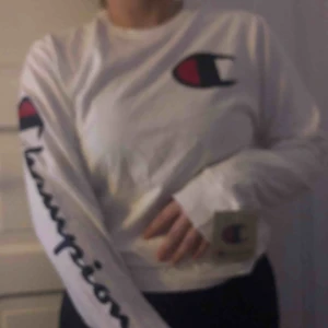  - Oanvänd champion långärmad tröja  Köparen står för frakt 