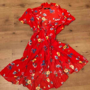  - Fin röd blommig sommarklänning från BikBok som använts två gånger! 