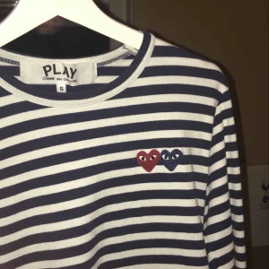  - Comme Des garcons long sleeve köpt på Paul & Friends  Bra skick  Strl S Mörkblå 
