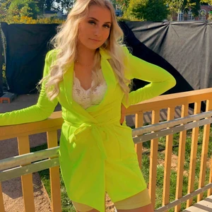  - SUPERFIN neon gul blazer ifrån Nelly.com🥳 Endast använd 3 gånger vid ovanstående tillfällen!  - perfekt till neon fester, scen tillfällen eller andra evenemang - frakt tillkommer - som ny