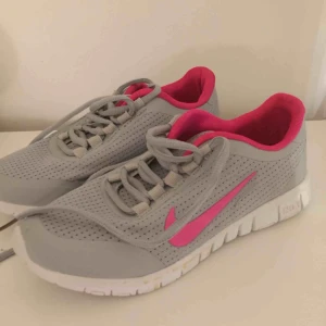  - Lättvikt Nike skor. Endaste använda 1 gång. Som nya. Storlek 36. 150 kr 