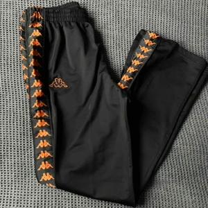  - Står storlek Large men skulle säga att de sitter mer som Medium. Kappa trackpants med orange print & dragkedjor nertill. Sparsamt använda så bra skick.