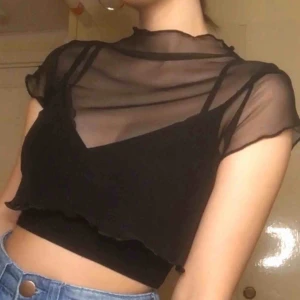  - Mesh crop top från prettylittlething Nypris: 100kr Strl: 34 / XS / uk 6