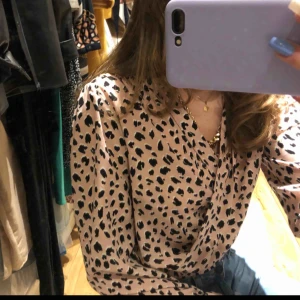  - Ljusrosa leopard topp i storlek S, använd 1 gång så väldigt fint skick. Från Bik Bok. Frakt tillkommer 