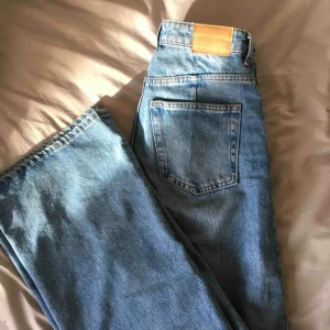  - Säljer mina Ace jeans från weekday då dom är lite för små. Dom är knappt använda! Storlek 28 i midjan och 34 i längd! Möts gärna upp i Malmö, annars tillkommer frakt på 30kr :))