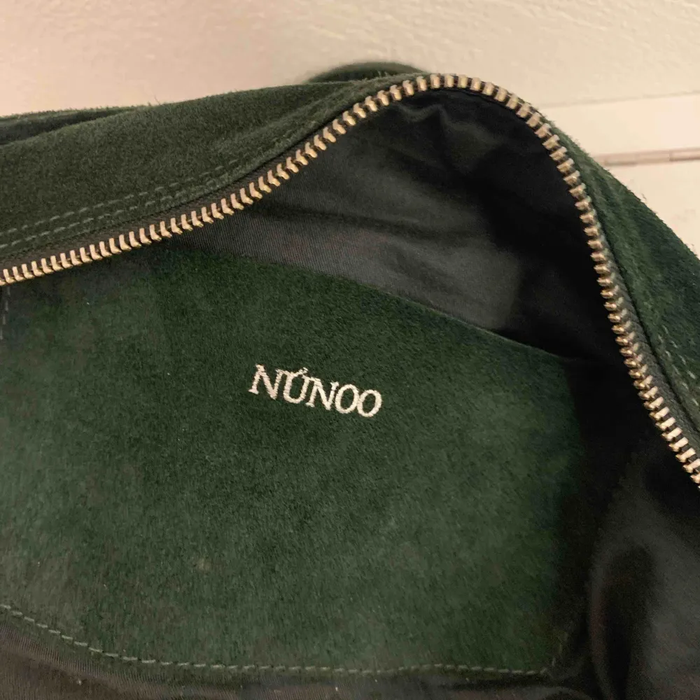 Säljer min väska från nunoo. Det är den stora storleken i mörkgrön mocka. Den är sparsamt använd och nypriset är 1600kr. Väskor.