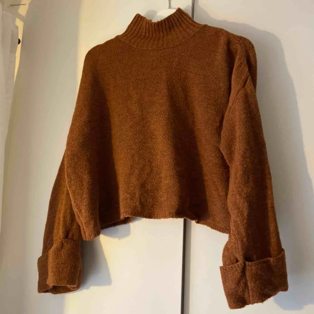 jättefin roströdbrun tröja köpt förra hösten. lite vidare ärmar och en kortare modell. jäättemysig, men inte riktigt min färg😊. Tröjor & Koftor.