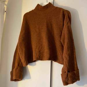 jättefin roströdbrun tröja köpt förra hösten. lite vidare ärmar och en kortare modell. jäättemysig, men inte riktigt min färg😊