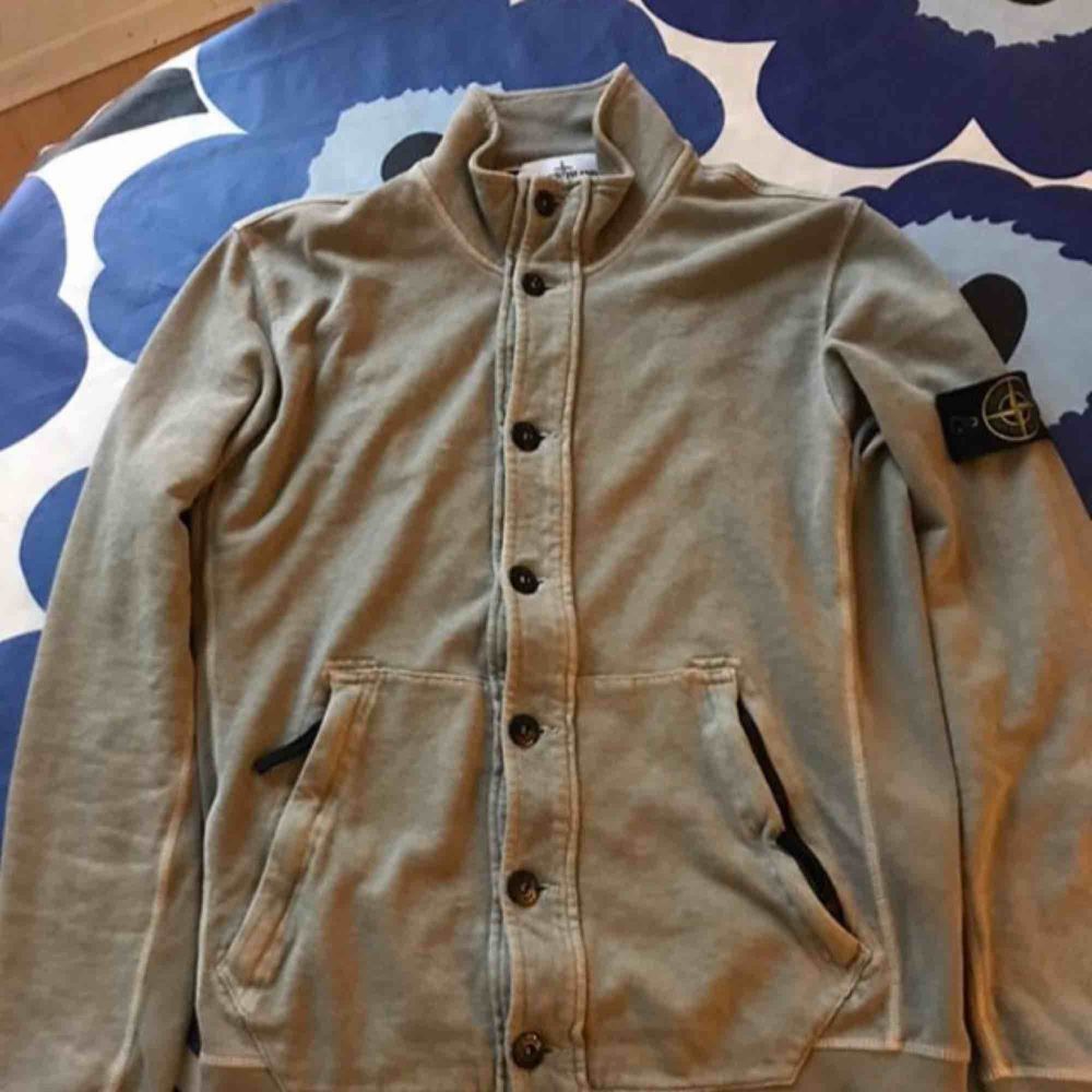 đŁSĂ€ljer en stone island tröja i bra skick. đđœââïžHar du nĂ„gra frĂ„gor eller funderingar nĂ„s jag snabbast via SMS, 076-170 01 08. Eller skriv i appen! đŠVill du att varan ska fraktas till dig stĂ„r det pĂ„ köparen! Kan mötas upp ocksĂ„! . Tröjor & Koftor.