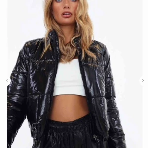 GLANSIG JACKA - HELT OANVÄND Glansig puffer jacket! Jätte snygg jacka till alla outfits , anledning varför jag säljer är för att den passade inte på mig och min stil, ALDRIG ANVÄND ( PRISLAPP KVAR , BARA TESTAD)    Original priset 800kr”  