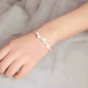  - Nytt SILVERARMBAND . Eleganta stämplade 925 Sterling Silver Plum Flower.Detaljer:yta:blästrade*leveras inplastade * leveras i en tjusig guldig tygetuiet. Se bilderna. BJUDER SJÄLVKLART PÅ PORTOT & EN TJUSIG HEMLIG ETUET 