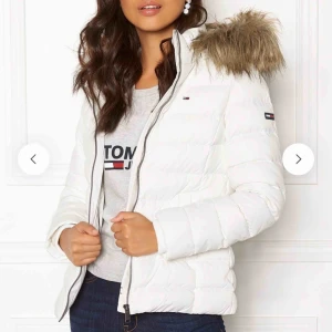 Tommy hilfiger jacka! - Hej! Jag tänkte kolla om det finns intresse att köpa denna vita tommy hilfiger jacka (fuskpäls som är avtagbar) Bilderna är lånade. Den är använd några gånger men inte mer än så, väldigt fint skick! Nypriset är 2200 kronor. Priset kan diskuteras! 