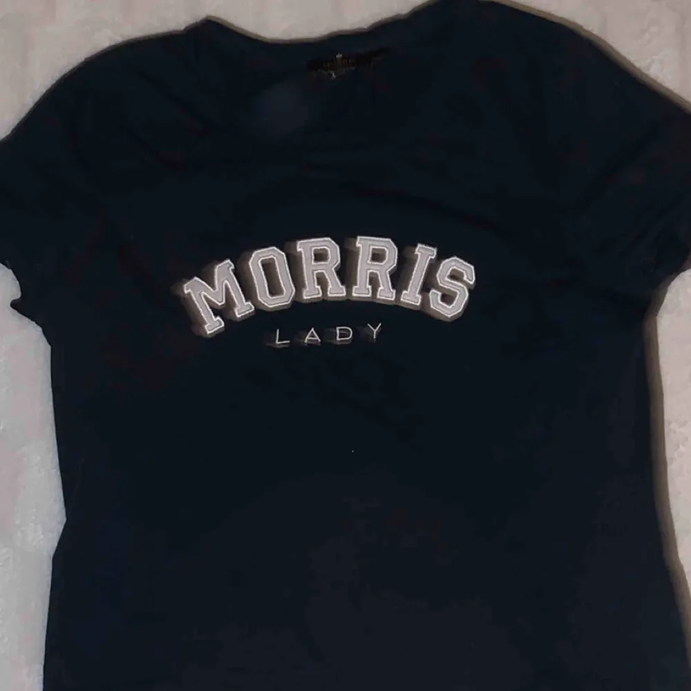 Morris t-shirt köpte den för 500kr men säljer för 90kr ink frakt . T-shirts.
