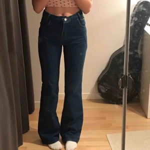  - Säljer jättefina utsvängda jeans! De är köpta på Humana men aldrig använda av mig, alltså i jättebra skick☺️ Fraktar eller möts upp i Stockholm. Meddela mig vid intresse eller frågor!
