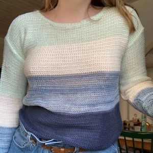  - Oanvänd stickad tröja i fina färger. Fri frakt! Haj haj!!!