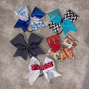  - 5 cheerbows/rosetter alla är i väldigt fint skick och kostade mellan 250-350kr styck när jag köpte dem. Säljer dem nu för 120kr st och den vita för 80 då den var billigare.