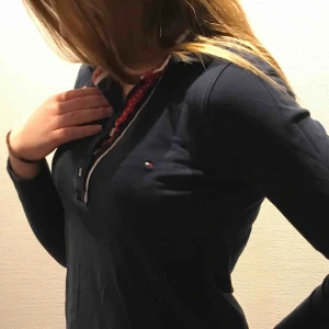  - En fin Tommy Hilfiger-piké i en marinblå färg. 