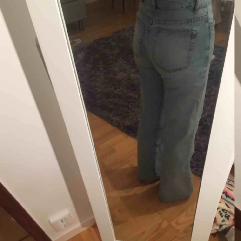 Finaste jeansen från MANGO! Wida jeans och sitter så najs!. Jeans & Byxor.