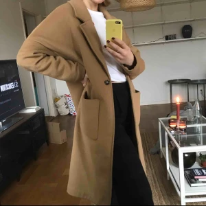  - Beige fin kappa från Weekday! Säljer pga används aldrig. Frakten ingår inte i priset 🌸