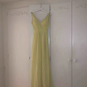  - Balklänning köpt på scala för 1.100kr. Super fin med detaljerad rygg och fin gul färg. Bra skick, använd vid ett tillfälle. Perfekt till bal eller liknande! 