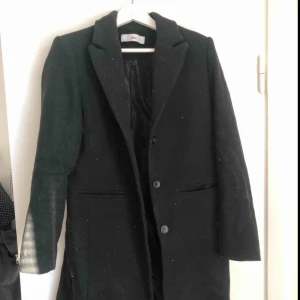  - En ytterkappa från Ellos i storlek 38. Kappan är i bra skick. Köparen står för frakten! 