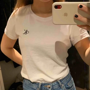  - Fin tröja från Calvin Klein, kommer inte till användning då det inte är min stil:) Storleken är M men sitter fint på mig som har Xs/S.