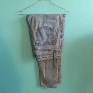  - Så fina Mom jeans från topshop! Säljer pga för små... Stentvättade och hög midja. I gott skick förutom en hölja dom gått upp (kan skicka bild om du vill) men lätt att laga utan att det syns. Köpte de för ca 500 i London. 