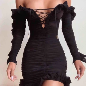  - Stretchigt material Ej lika urringat som på modellen 