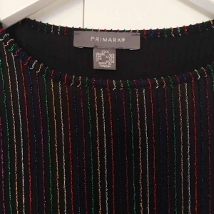  - Säljer en glittrig topp från Primark. Helt oanvänd. Står att det är storlek XXS men den är som en S. Den är också väldigt stretchig så passar nog till de flesta :) köparen står för fraktkostnad. Ställ gärna frågor! 
