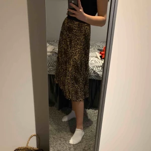  - Plisserad leopard kjol🤩  Om den behövs fraktas står köparen för fraktkostnaden! Skulle tro att den ligger runt 50kr.  Annars kan jag mötas upp i Stockholm😊