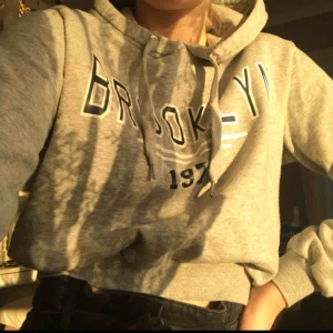  - Väldigt snygg croppad hoodie, bra skick