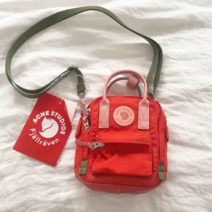  - Säljer denna oanvända acne x fjällräven väskan som är limited edition därav finns ej kvar och blev slutsåld snabbt. 1600kr! (Pris kan diskuteras vid snabb affär!)🧚‍♂️🧚‍♂️