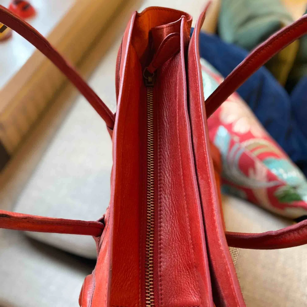 Röd Celine bag, köpt i Dubai. Aldrig använd.. Otroligt fint skinn.  Kostnad för frakt är inräknat!. Väskor.