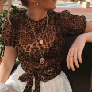  - Säljer denna sjukt snygga topp från NA-KD, den går att knyta runt midjan så den sitter superbra. Möts upp i stockholm annars står köparen för frakt.  Bilderna är lånade ;)