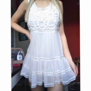  - Fin klänning i spets, 2 lager tyg. Använd men i mycket bra skick. Strl S😊