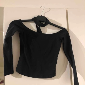  - En svart tröja med en shoker. Aldrig använd 