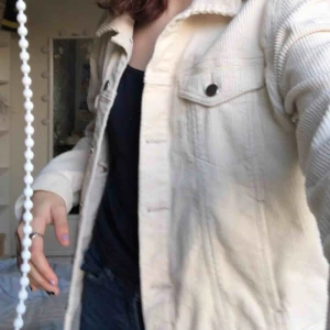  - ett beige/vit manchester jacka från monki