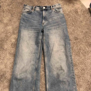  - Ett par vida byxor från monki. Använda men i fint skick. Storlek 30. Köpta för 400kr. Köparen står för frakten, mäts även upp runt Borlänge/Falun.