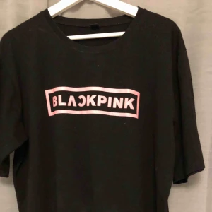  - BLACKPINK tröja i storlek XXL. Använd men i bra skick. 99kr inkl frakt. 