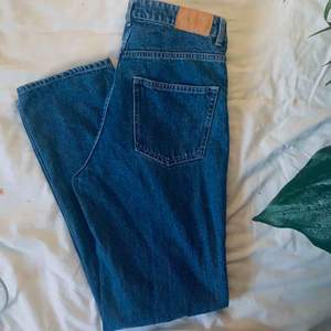 Populära jeans från Monki i storlek W25 (skulle säga att den passar en XS-M). Modellen heter Ikmo och tvätten heter Retro Indigo. Sitter rakt i benen och är ganska lång, äkta 90-tals fit. Har bara använts en gång (säljer pga fel storlek). Kan skicka eller mötas upp i Stockholm!🌸