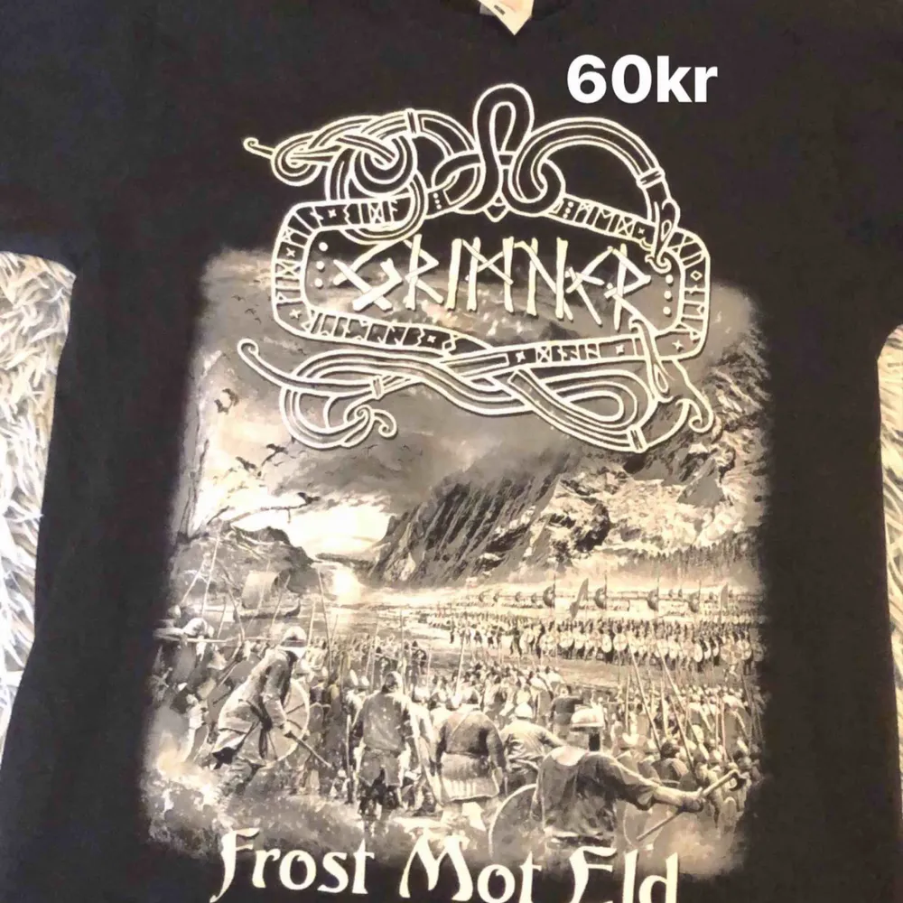 Random vikinga tryck typ, men den e jävligt fet, lite liten på mig därför ja säljer🦦. T-shirts.