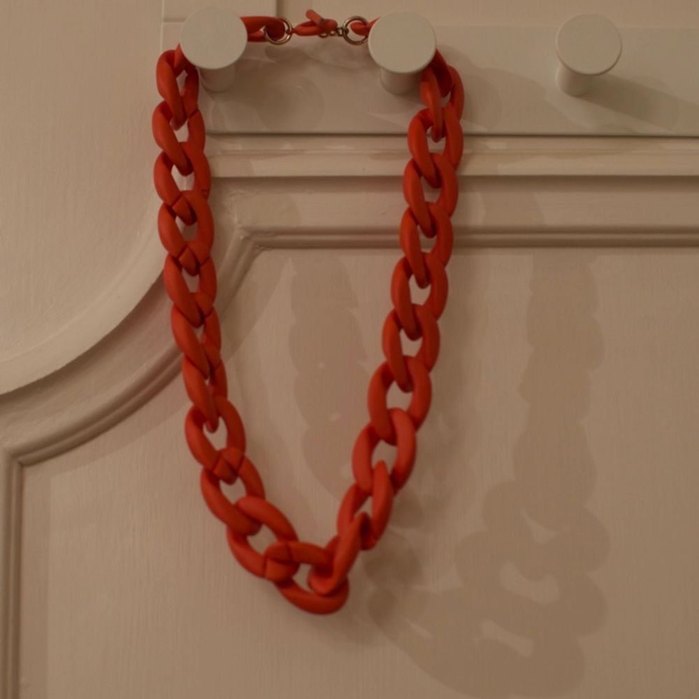 Orange halsband. Accessoarer.