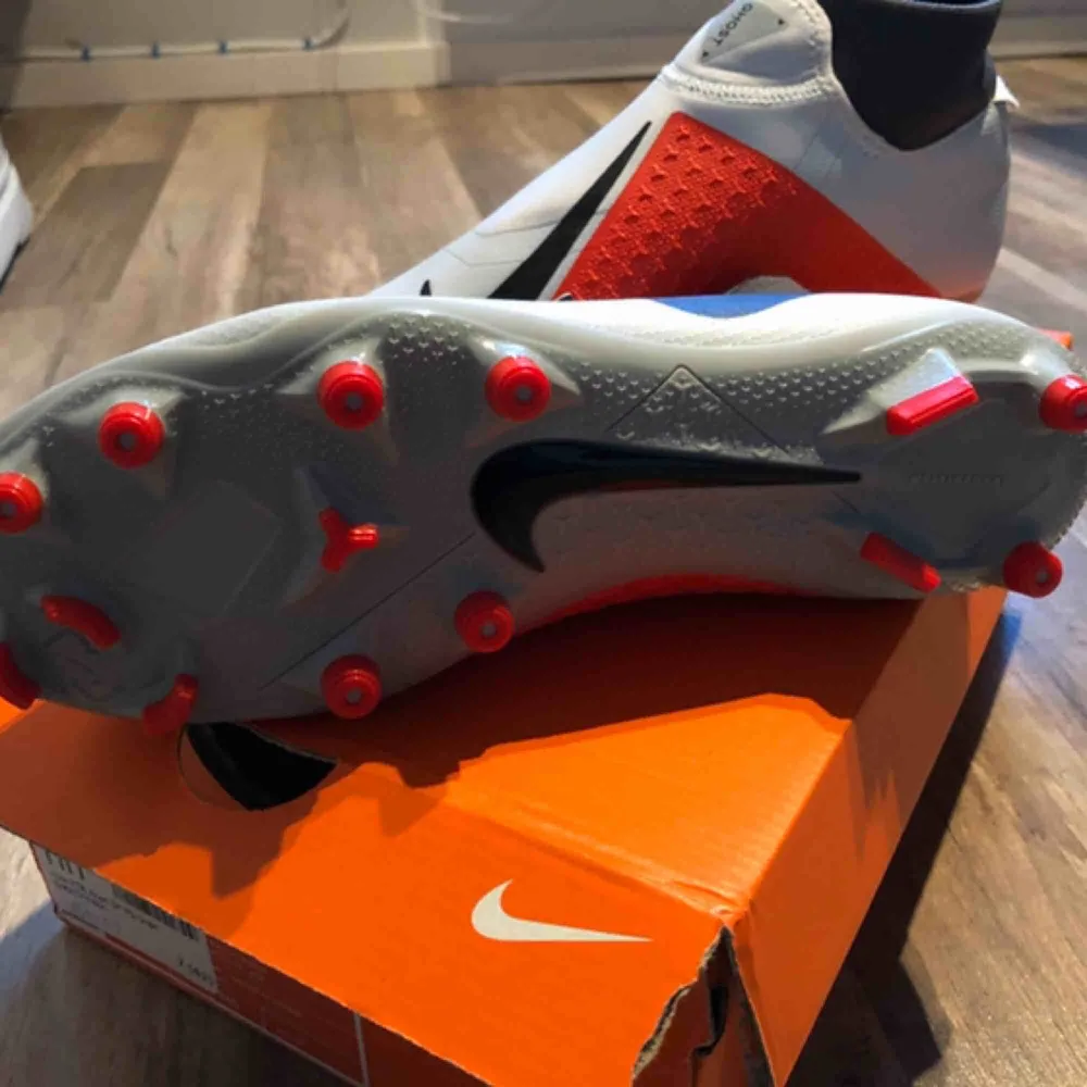 Helt nya Nike phanton ghost lace multi ground fotbolls sko. Endast provad aldrig anv. Stl 41,26 cm innermått. Namnade Elsa7 på ”strumpan” för stora för dottern:( . Skor.