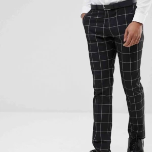  - Snygga kostymbyxor som aldrig har används då jag köpte fel storlek. Dem är köpta från asos och då var priset 800kr. Köparen står för frakt