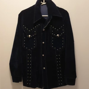 Vintageskjorta från Paris  - Cool skjorta med coola detaljer, köpt i coola Paris. 