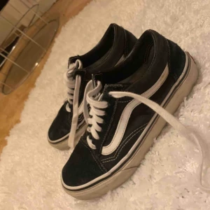  - Vans i sparsamt skick! Måste tyvärr säljas då dom inte längre används..