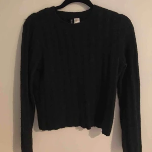  - Mysig stickad brun-grå tröja! Storleken är XS men sitter mer som en S💕😝